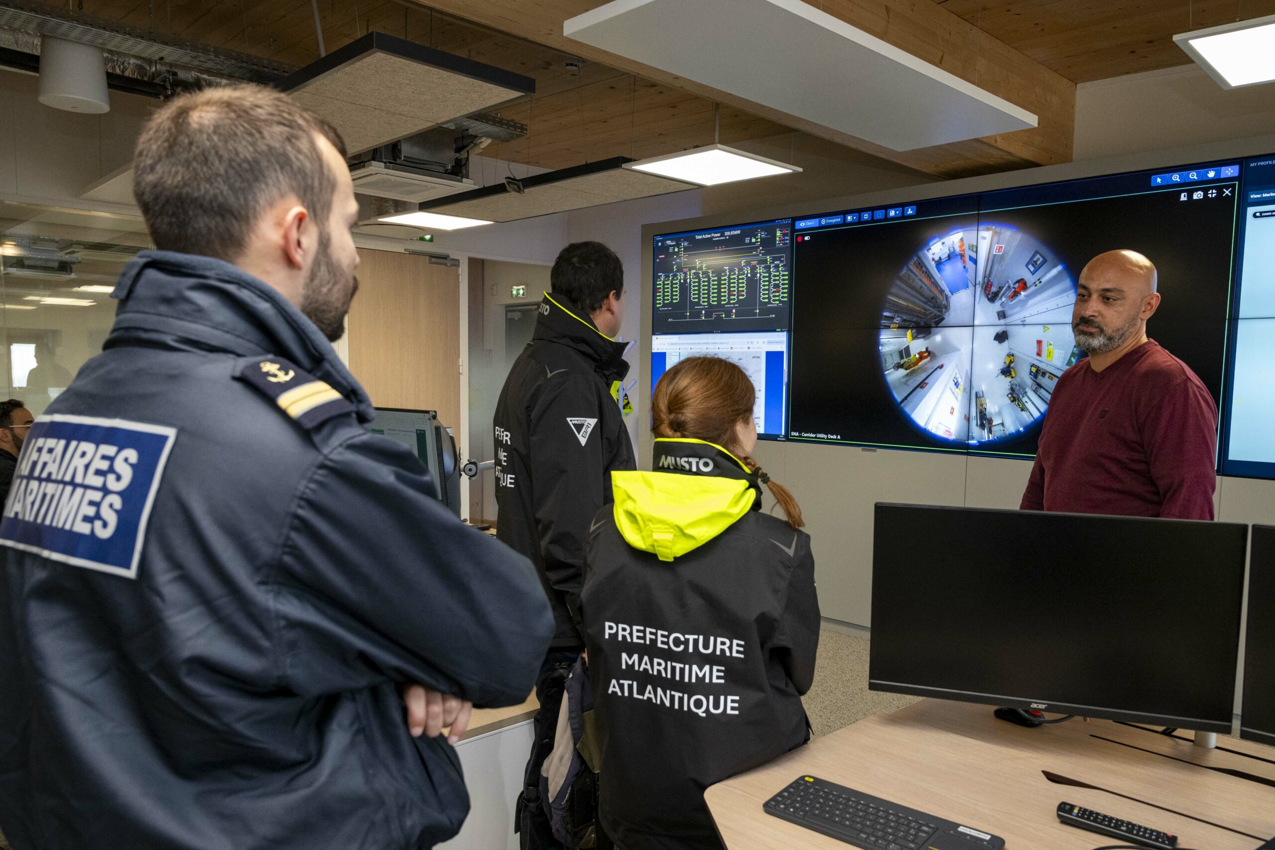 Des agents des affaires maritimes, de la préfecture maritime Atlantique et du parc éolien en mer de Saint-Nazaire se coordonne dans une salle de contrôle